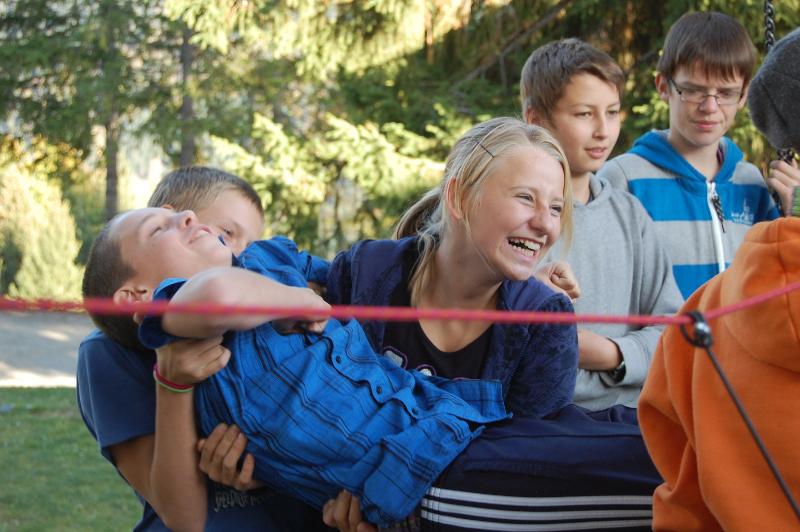 Teilnehmer eines Kindersprachkurses machen Gruppenspiele