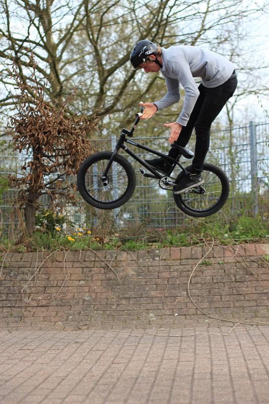 Ein Junge einer Ferienreise springt mit dem BMX