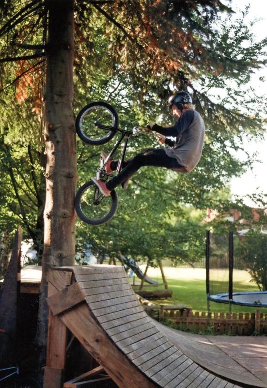 Junge macht im Osterferienlager Trick mit dem BMX-Fahrrad