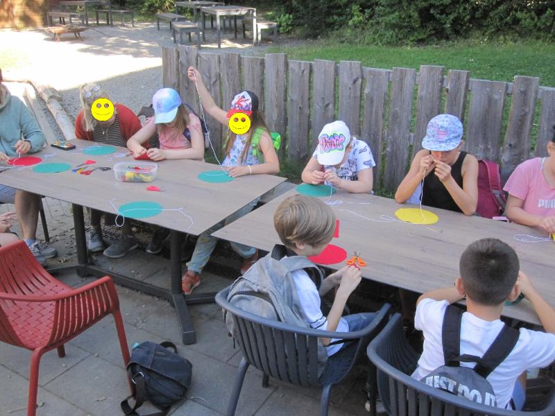 Eine Gruppe Kinder vom Daycamp basteln gemeinsam