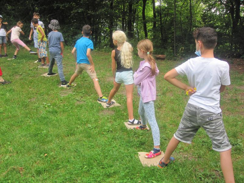 Eine Gruppe Kinder spielen gemeinsam außen im freien