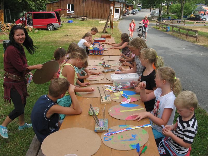  Im Ferienlager Peenemünde basteln Kinder gemeinsam an einem großen Tisch