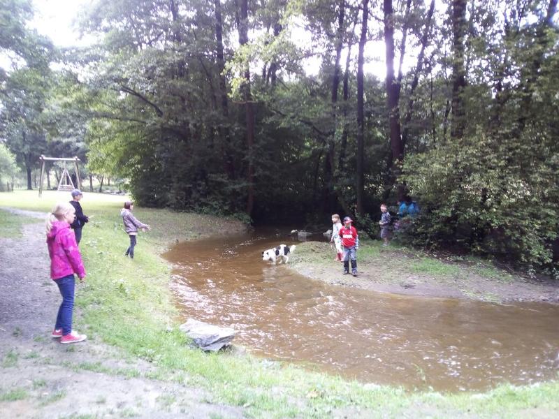Kinder im Feriencamp Bremen spielen Indianer.