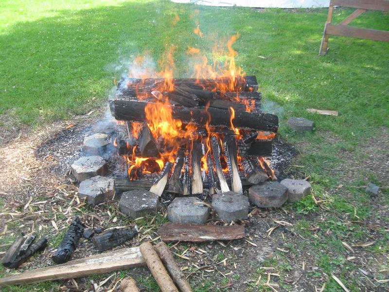 Kinder des Feriencamps Soltau machen ein Lagerfeuer