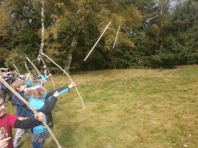 Kinder des Ferienangebots MV lernen bogen schießen