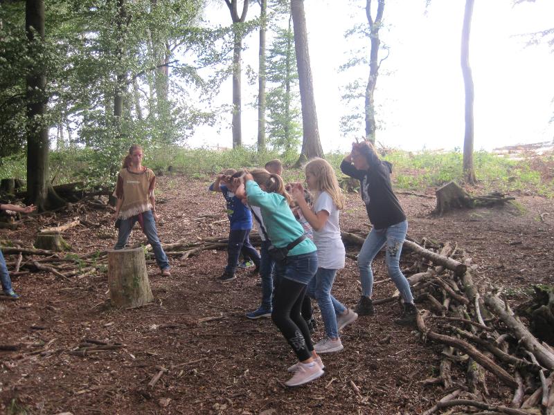 Kinder der Osterferien Dortmund laufen durch den Wald