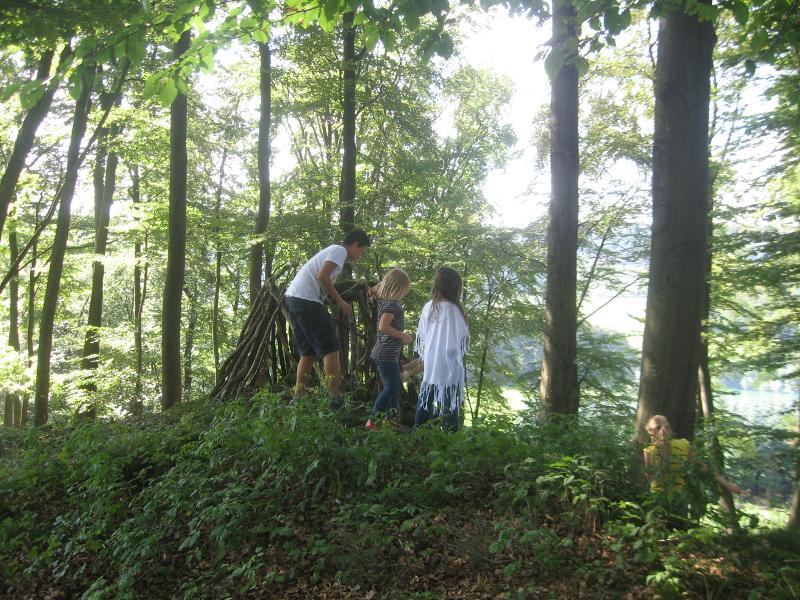 Kinder des Ferienprogramms bauen im Wald