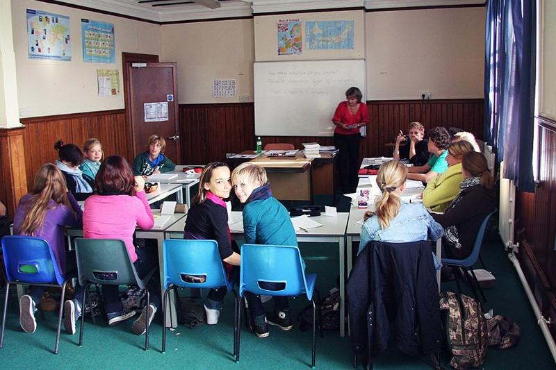 Kinder von Englisch-Sprachferien sitzen im Unterricht.