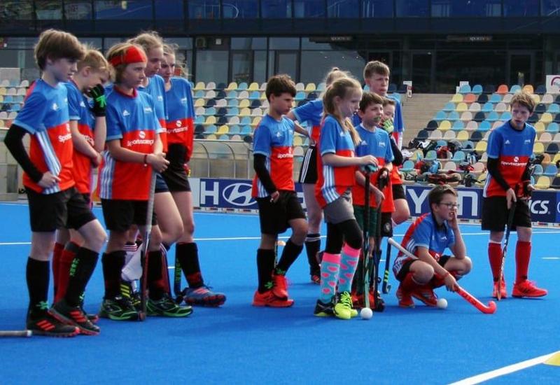 Kinder im Sportcamp NRW spielen Hockey