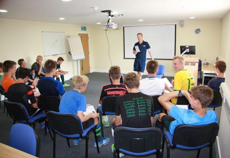 Kinder im Tennis-Camp Kinder haben Unterricht.