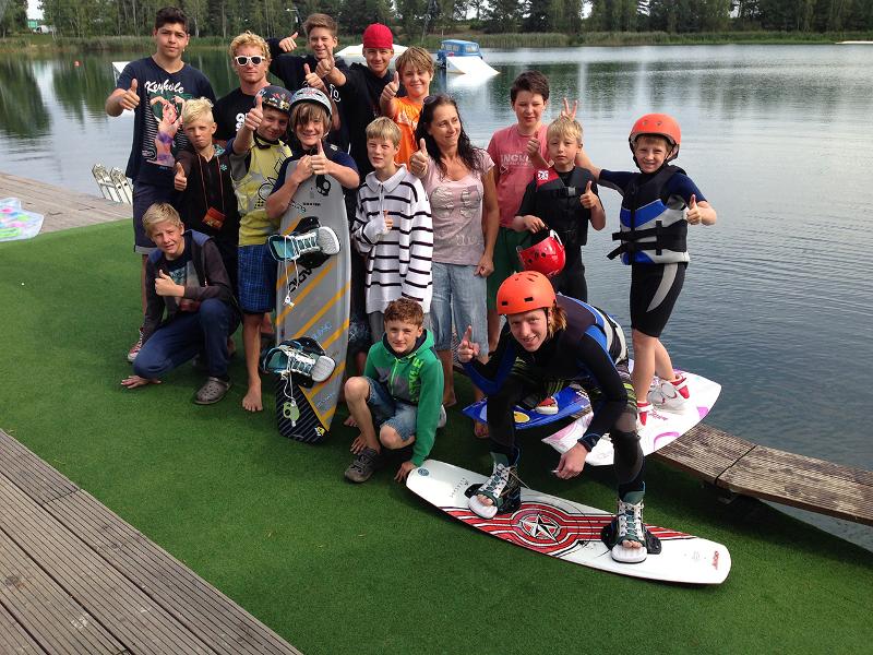 Teilnehmer eines Wakeboard Camps machen ein Abschlussfoto
