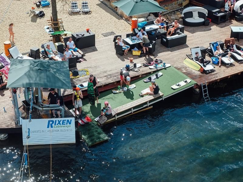 Die Anlage eines Wakeboard Camps wird von oben gezeigt