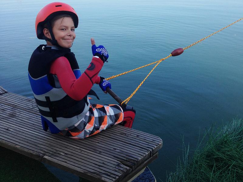 Ein Junge eines Wakeboard Camps zeigt seinen Daumen hoch
