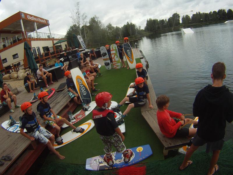 Kinder der Wakeboard Camps warten
