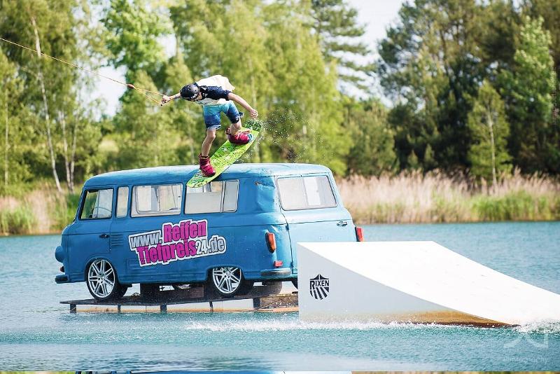 Ein Junge eines Wakeboard Camps macht einen Stunt