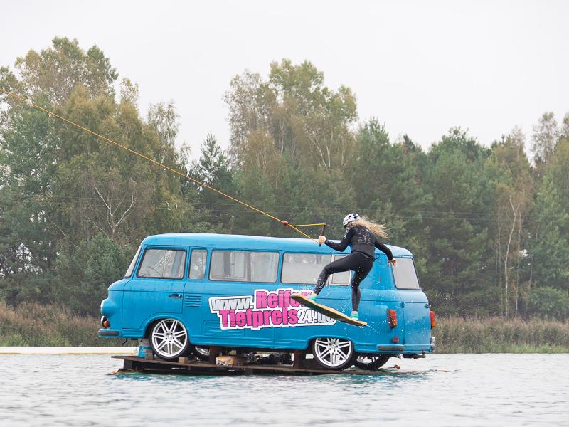 Ein Mädchen eines Wakeboard Camps springt