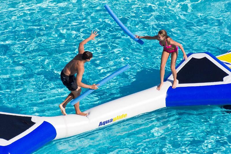 Jugendliche eines Wakeboard Camps machen Wasserspiele