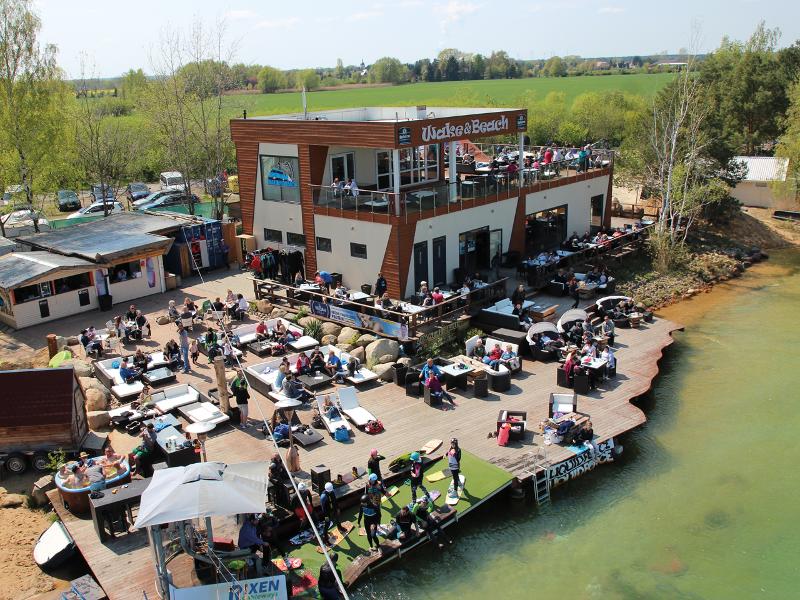 Die Anlage eines Wakeboard Camps steht in der Sonne