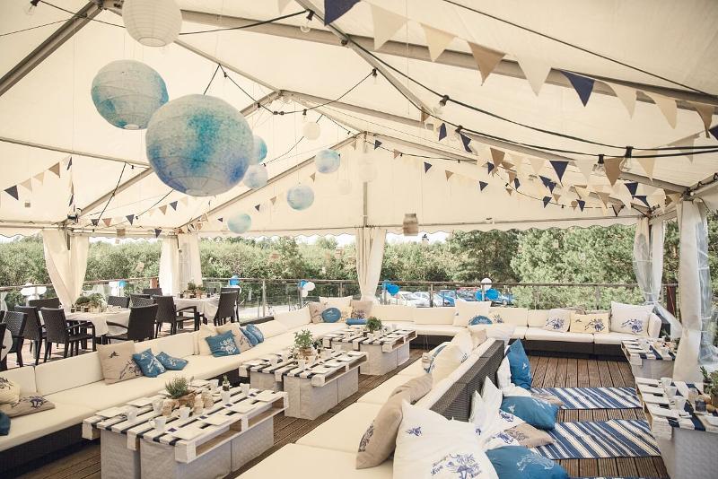 Der Saal eines Wakeboard Camps ist dekoriert
