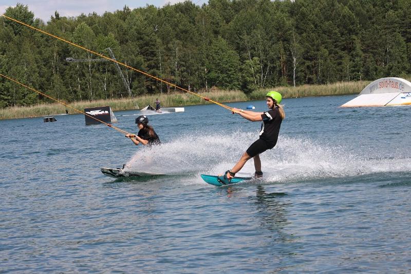 Ein Mädchen eines Jugendcamps fährt Wakeboard