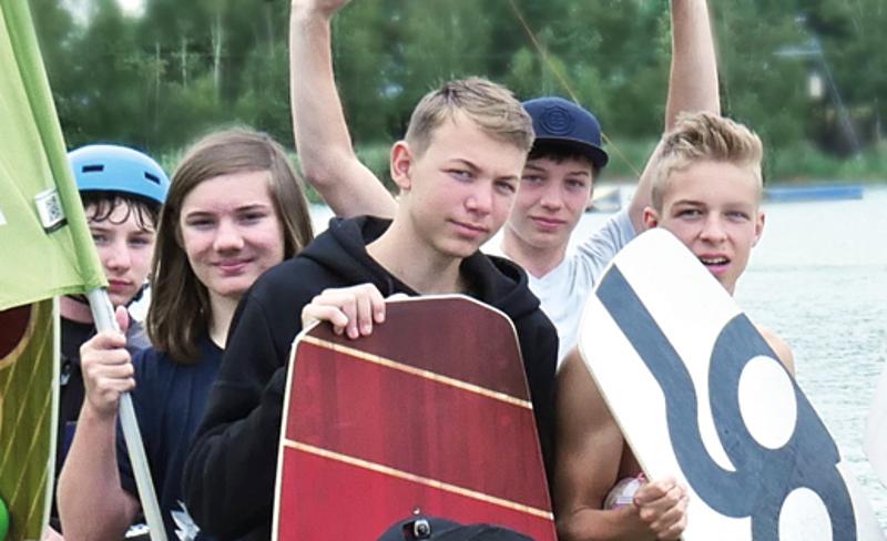 Teilnehmer eines Ferienlagers Sachsen warten