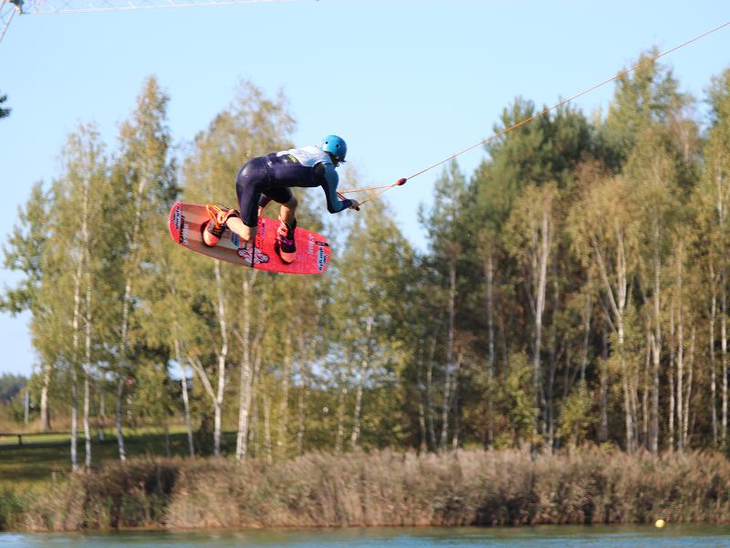 Ein Junge eines Ferienlagers Sachsen fährt Wakeboard