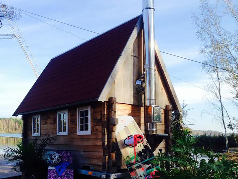 Man sieht eine Hütte des Ferienlagers Sachsen
