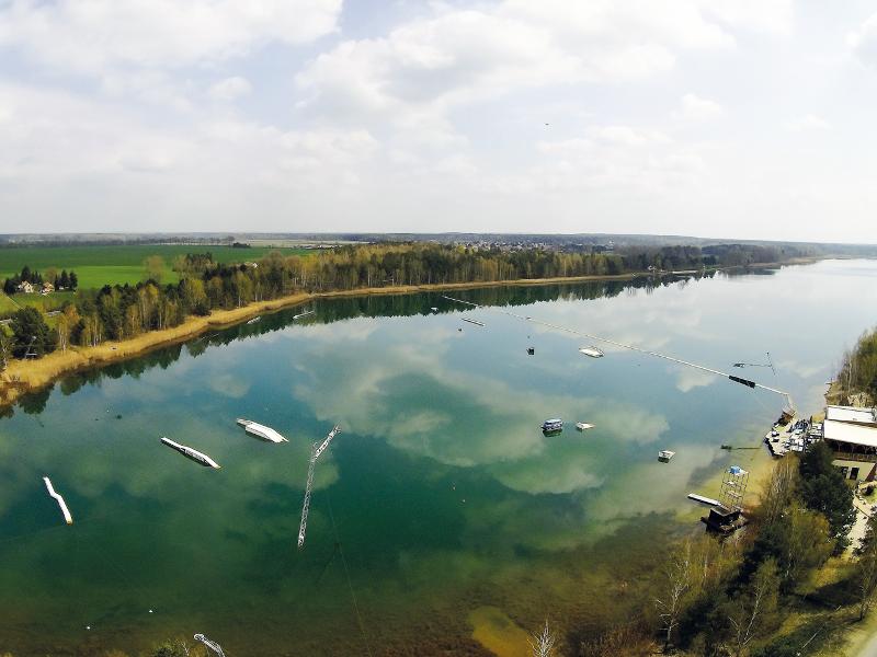 Man sieht das klare Wasser des Ferienlagers Sachsen