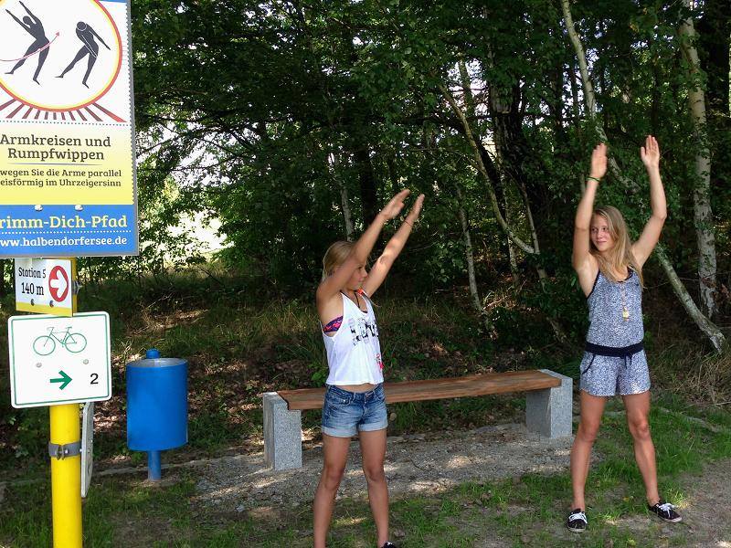 Mädchen eines Wakeboard-Camps jubeln
