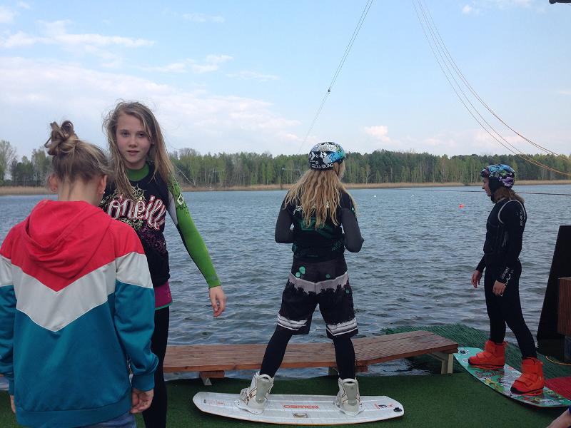 Kinder eines Wakeboard-Camps warten