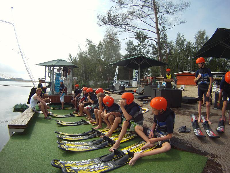 Jungs eines Wakeboard-Camps warten am Wasserrand