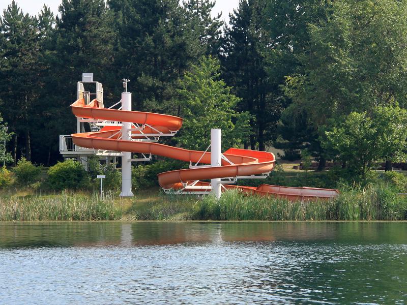 Man sieht die Wasserrutsche eines Wakeboard-Camps