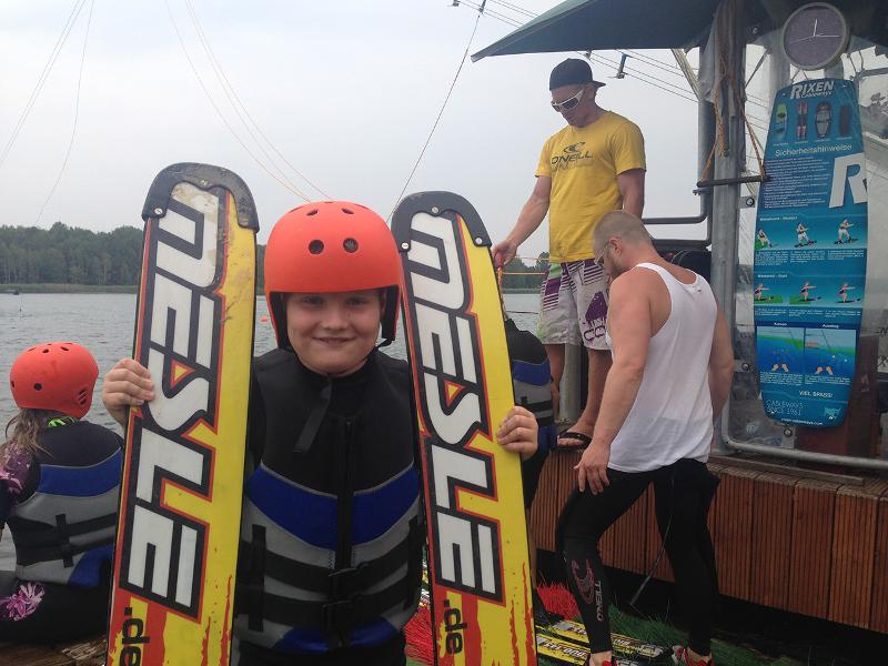 Ein Junge eines Wakeboard-Camps freut sich auf die nächste Fahrt