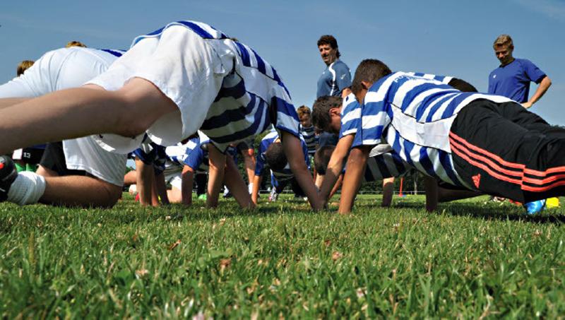 Die Mannschaft macht im Fußballcamp gemeinsam Liegestütz