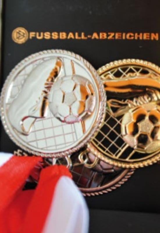 Eine Medaille vom Fußballcamp in Silber