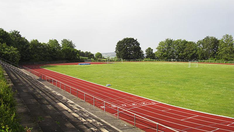 Der Fußballplatz ist leer im Fußballcamp
