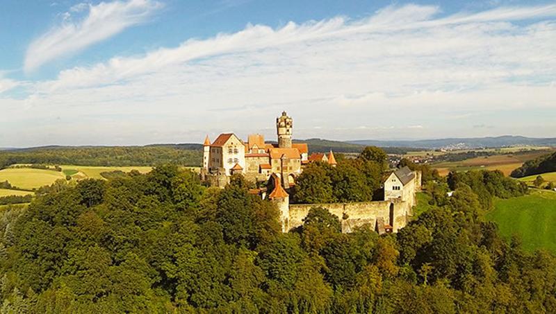 Neben dem Fußballcamp ist das Schloss von Ronneburg auf einem Hügel gelegen