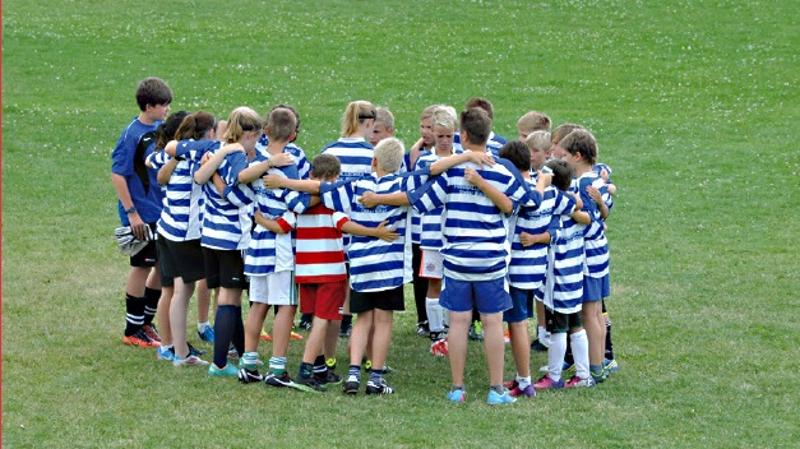Das Team vom Fußballcamp trägt gestreifte Trikots