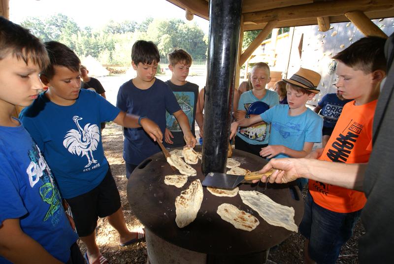 Kinder haben zusammen mit den Betreuern im Abenteuer Ferienlager Brot gemacht.