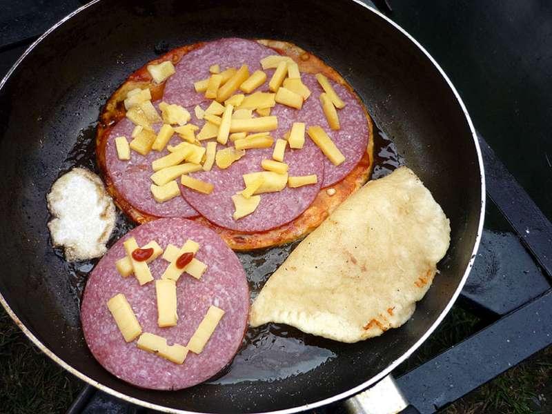 Leckeres Essen in der Pfanne, welches es im Abenteuer-Camp gibt.