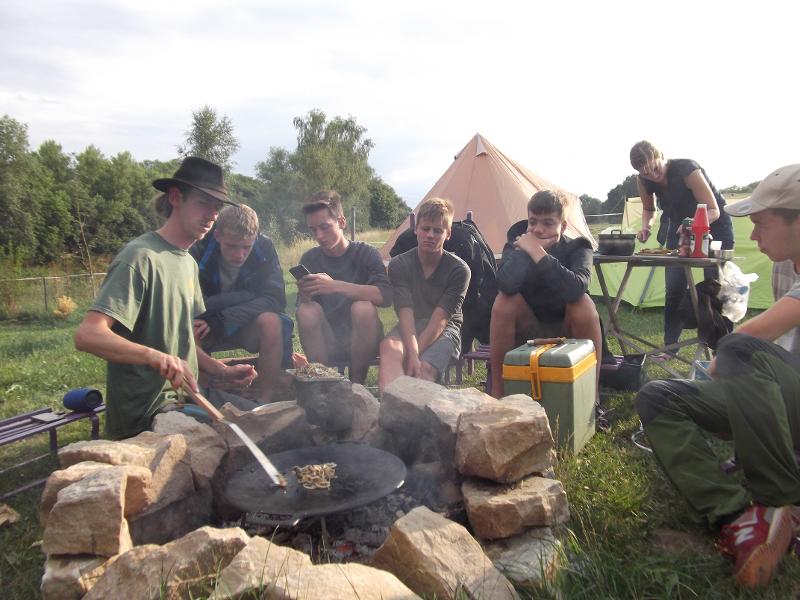 Kinder des Ferienprogramms Thüringen sind am Lagerfeuer