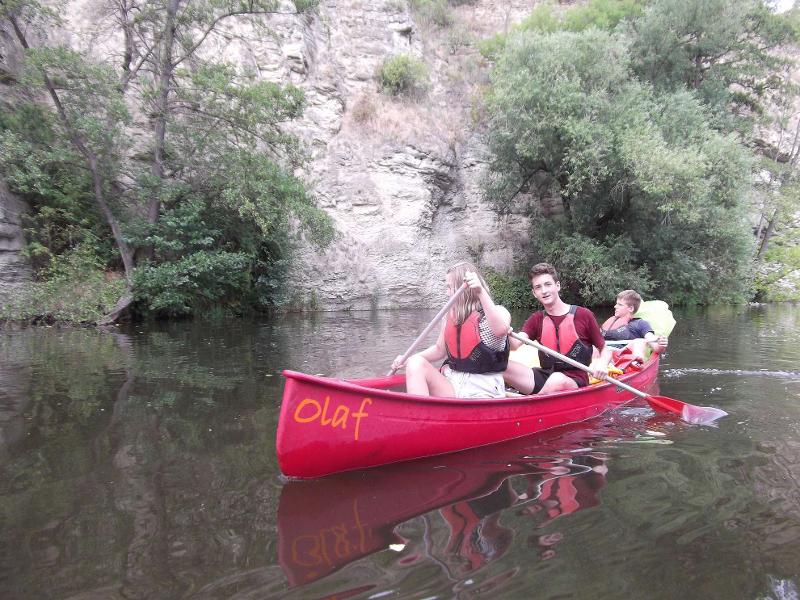 Im Outdoor-Camp machen Kids eine Kanu Reise