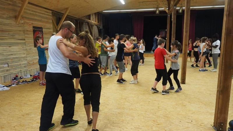 Zwei Jugendliche im Tanz-Camp üben Standard Tanz