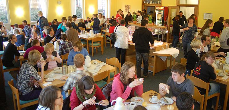 Kinder eines Ferien Sprachkurses essen im Saal