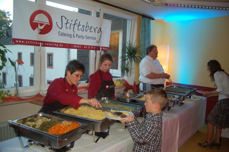 Kinder eines Ferien Sprachkurses holen sich Essen am Buffett
