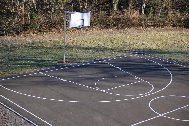 Bei einem Ferien Sprachkurs gibt es ein Basketball Feld