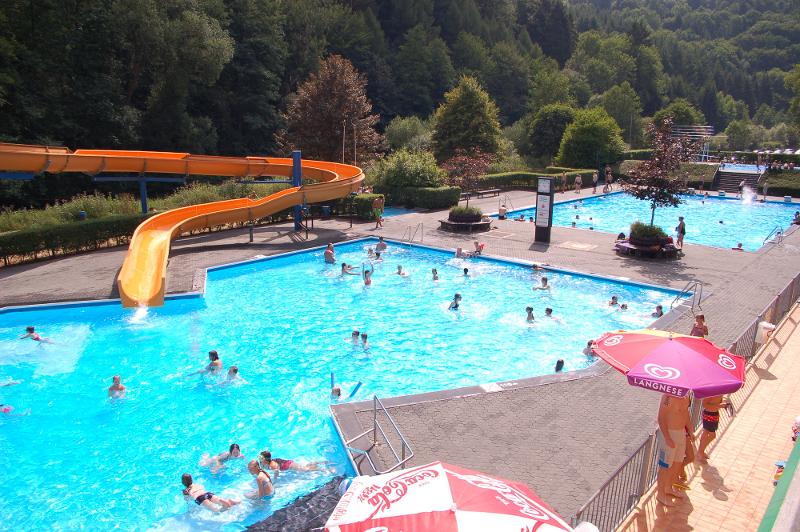 Die Teilnehmer der Englischcamps  Jugendherbergen schwimmen in einem Pool