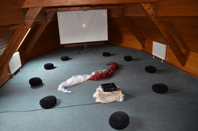 Kinder einer Osterfreizeit haben eine Meditation vorbereitet