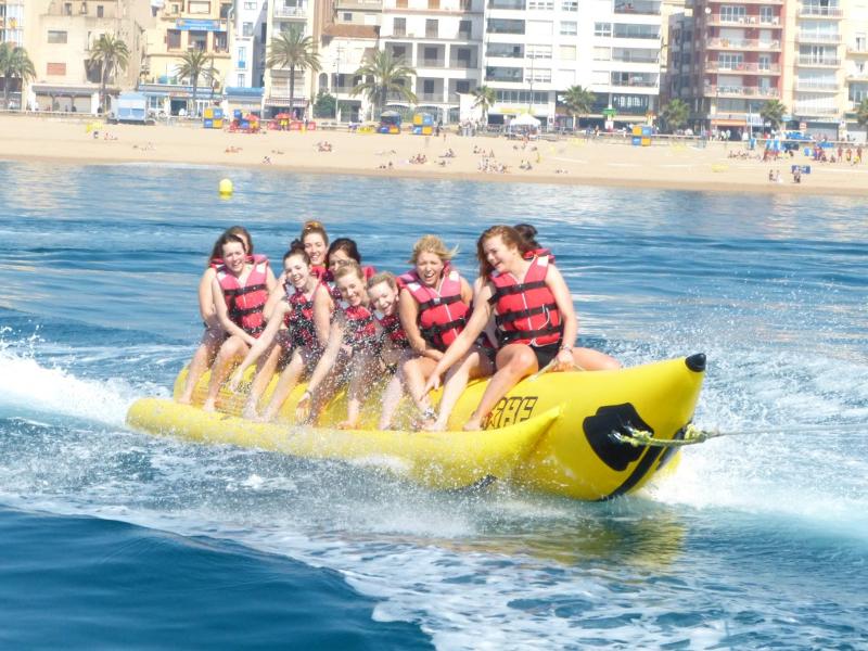 Eine Gruppe einer Englisch-Sprachreise Kinder fährt Bananenboot