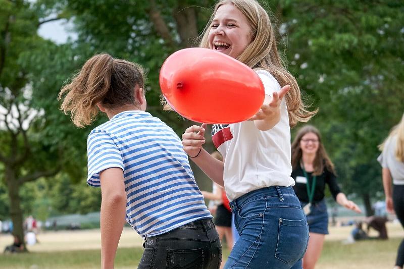 Teilnehmer des Kindersprachkurses Englisch spielen mit Ballons